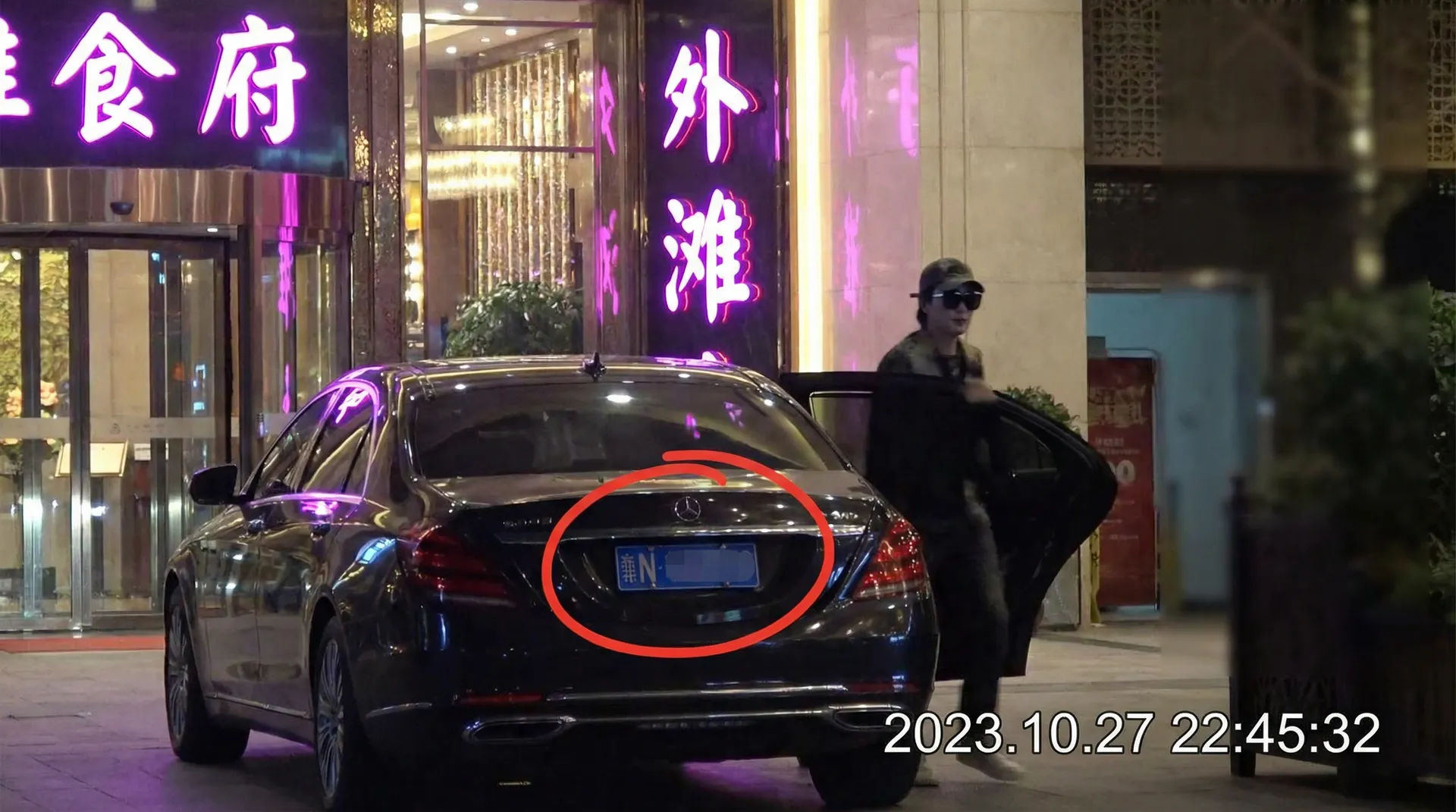 黑料不打烊-黑料最新爆料吃瓜与明星精选黑料|黑料网 - 豪车餐厅外被拍